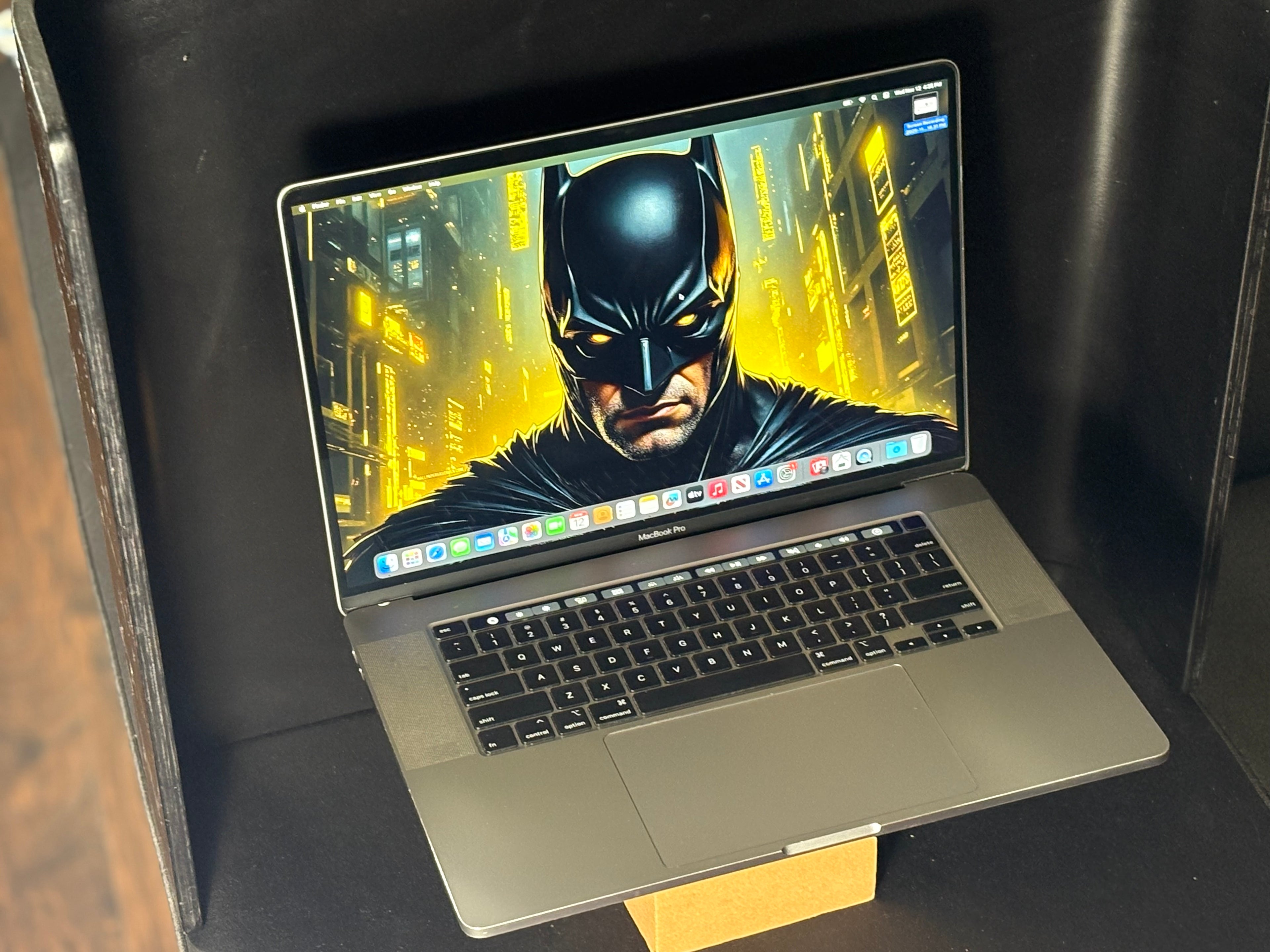 2019 MacBook Pro 16" - HexaCore i7 - 16GB - 512GB SSD - (#6)