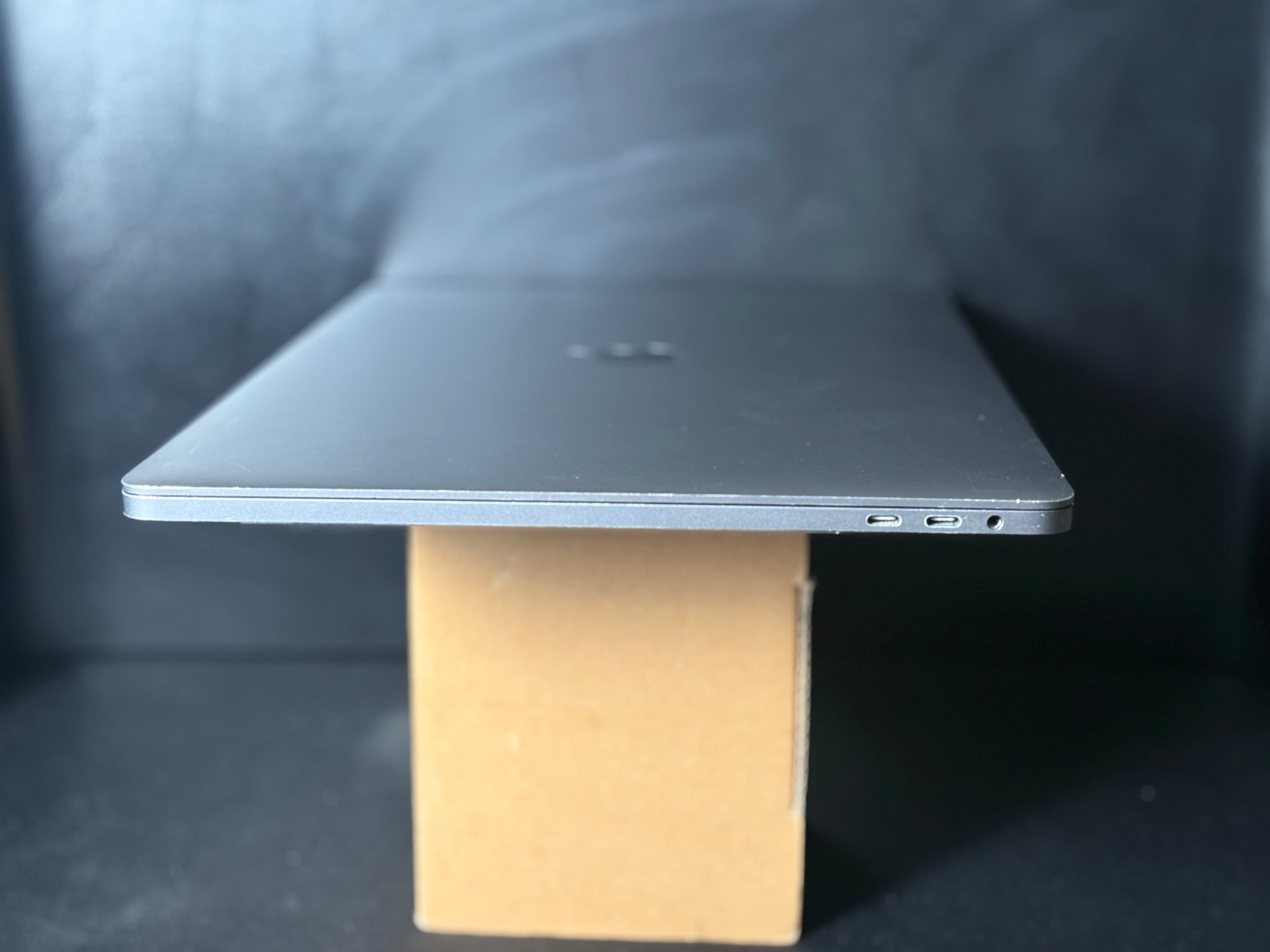 2019 MacBook Pro 16" - HexaCore i7 - 16GB - 512GB SSD - (#6)