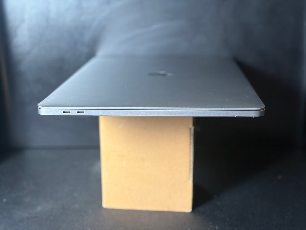 2019 MacBook Pro 16" - HexaCore i7 - 16GB - 512GB SSD - (#6)