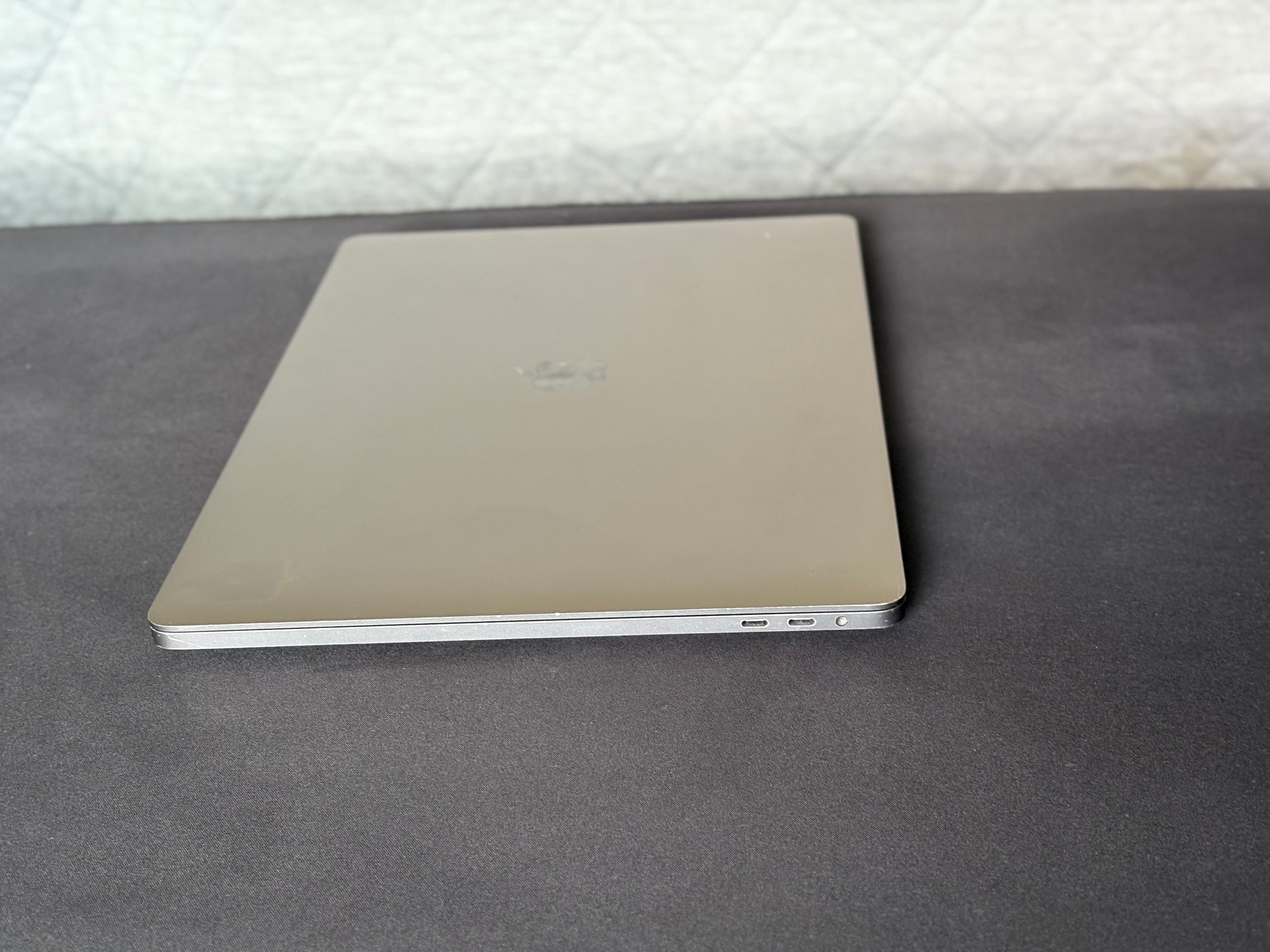 2019 MacBook Pro 16" - i9 - 16GB - 1TB SSD - (#7)