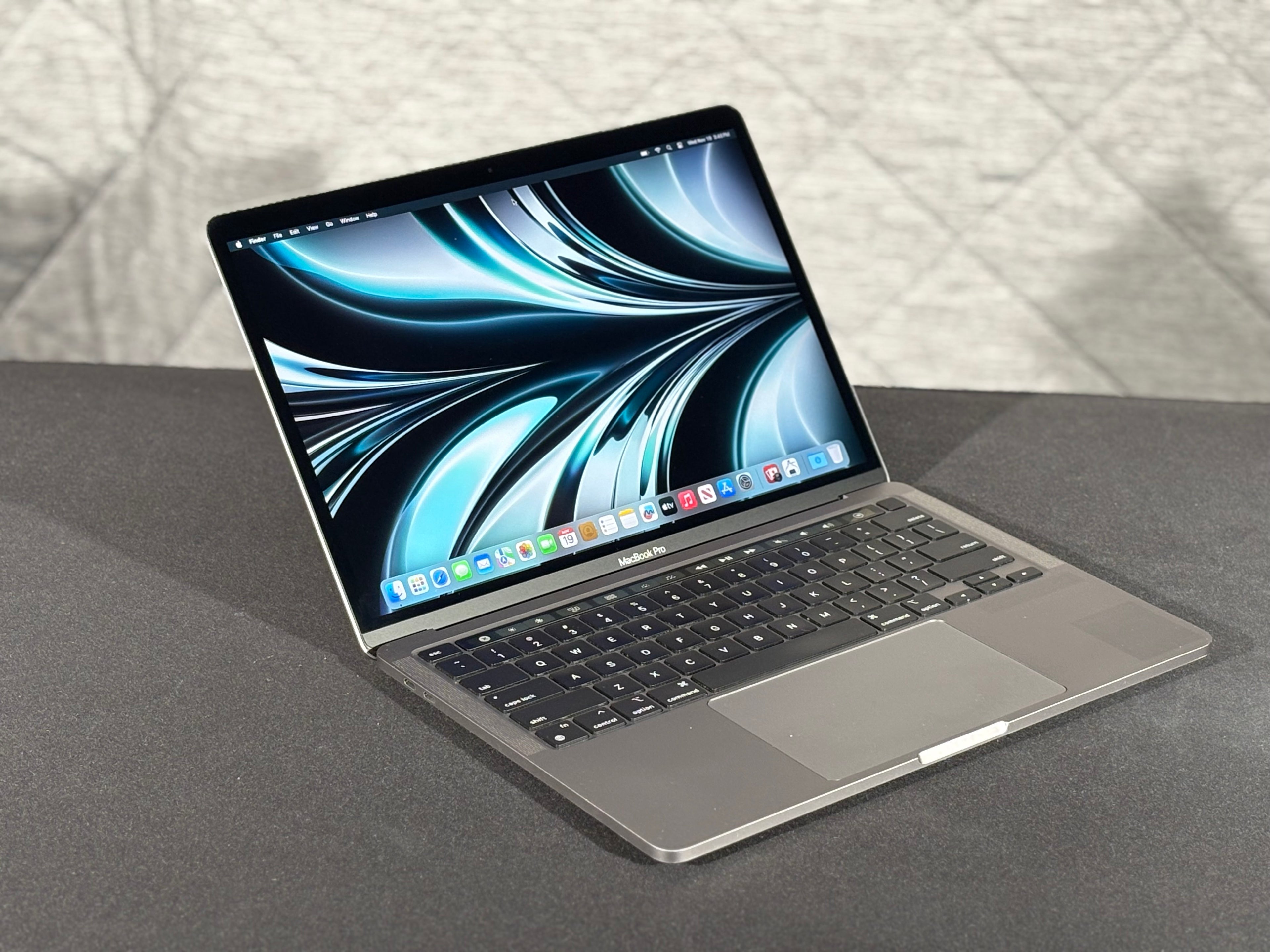 2020 MacBook Pro 13" - M1 8-Core - 16GB/512GB - (#11)