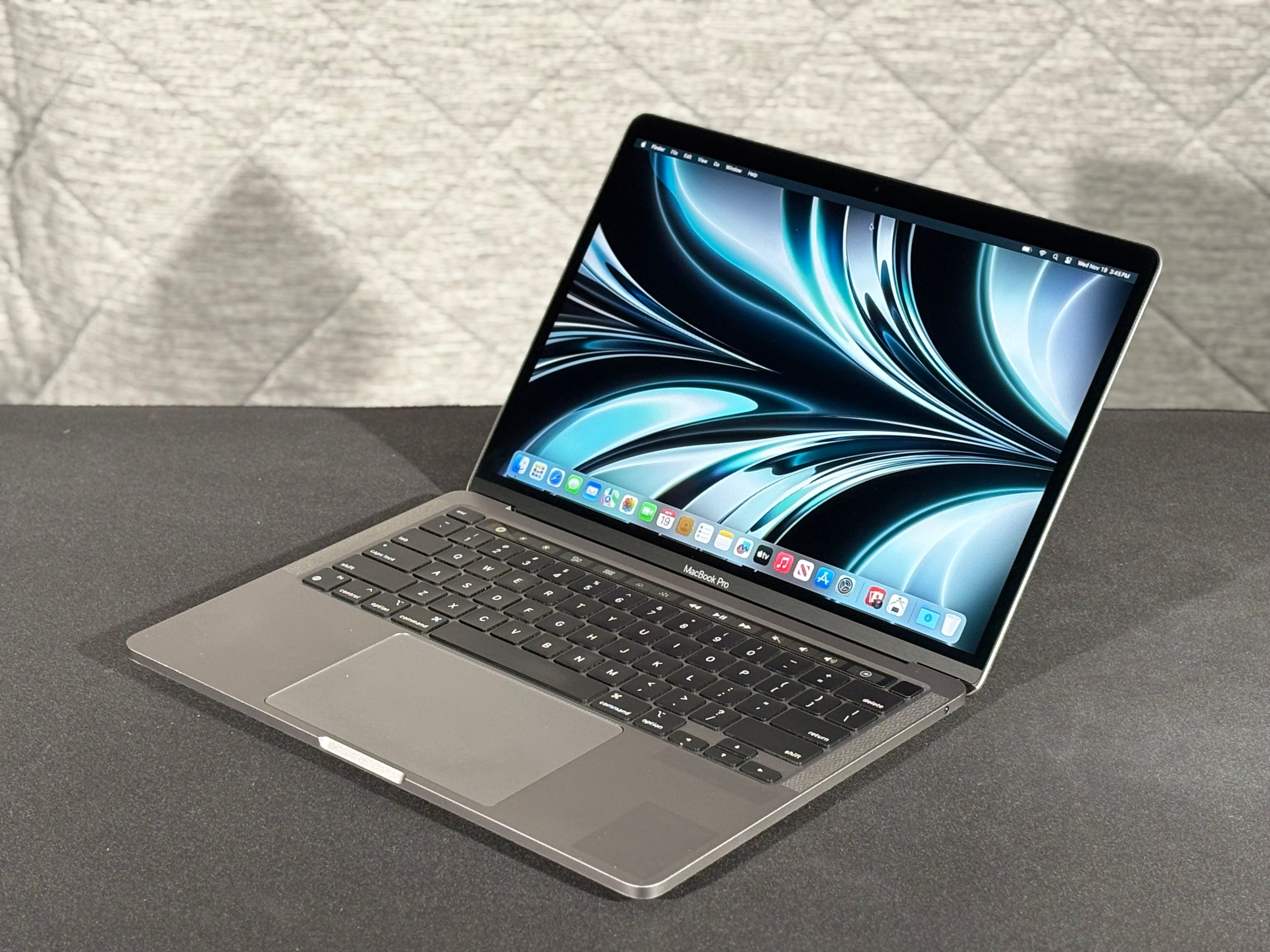 2020 MacBook Pro 13" - M1 8-Core - 16GB/512GB - (#11)