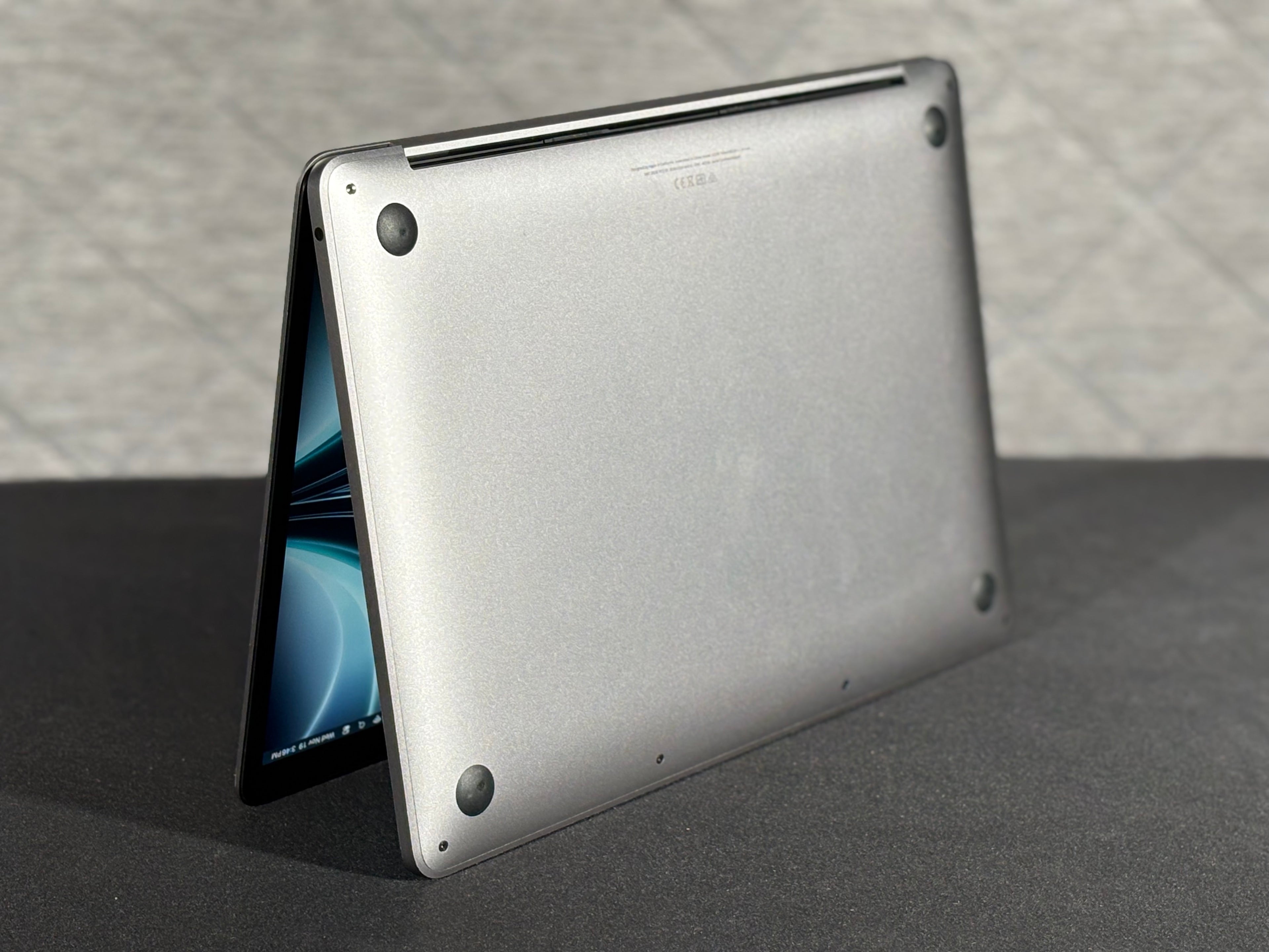 2020 MacBook Pro 13" - M1 8-Core - 16GB/512GB - (#11)