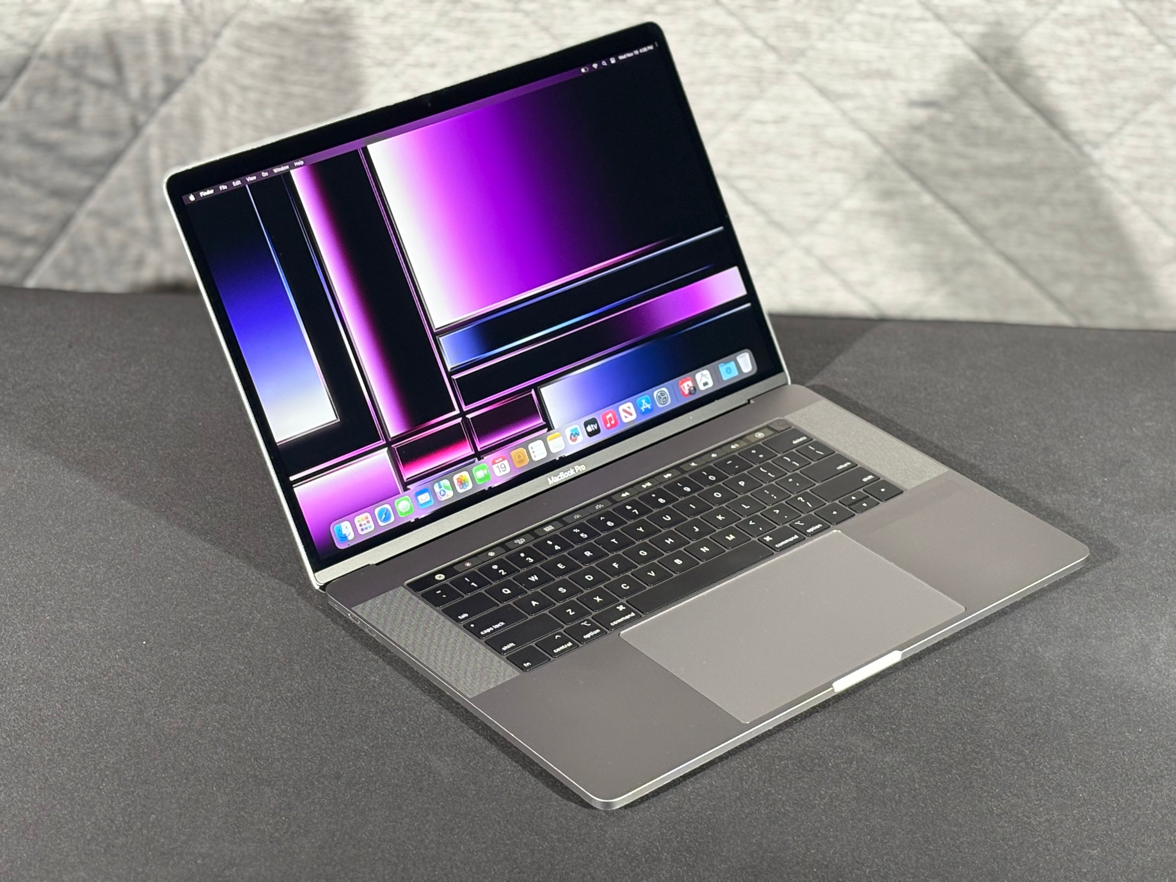 2019 MacBook Pro 15" - HexaCore i7 - 16GB/512GB - (#12)