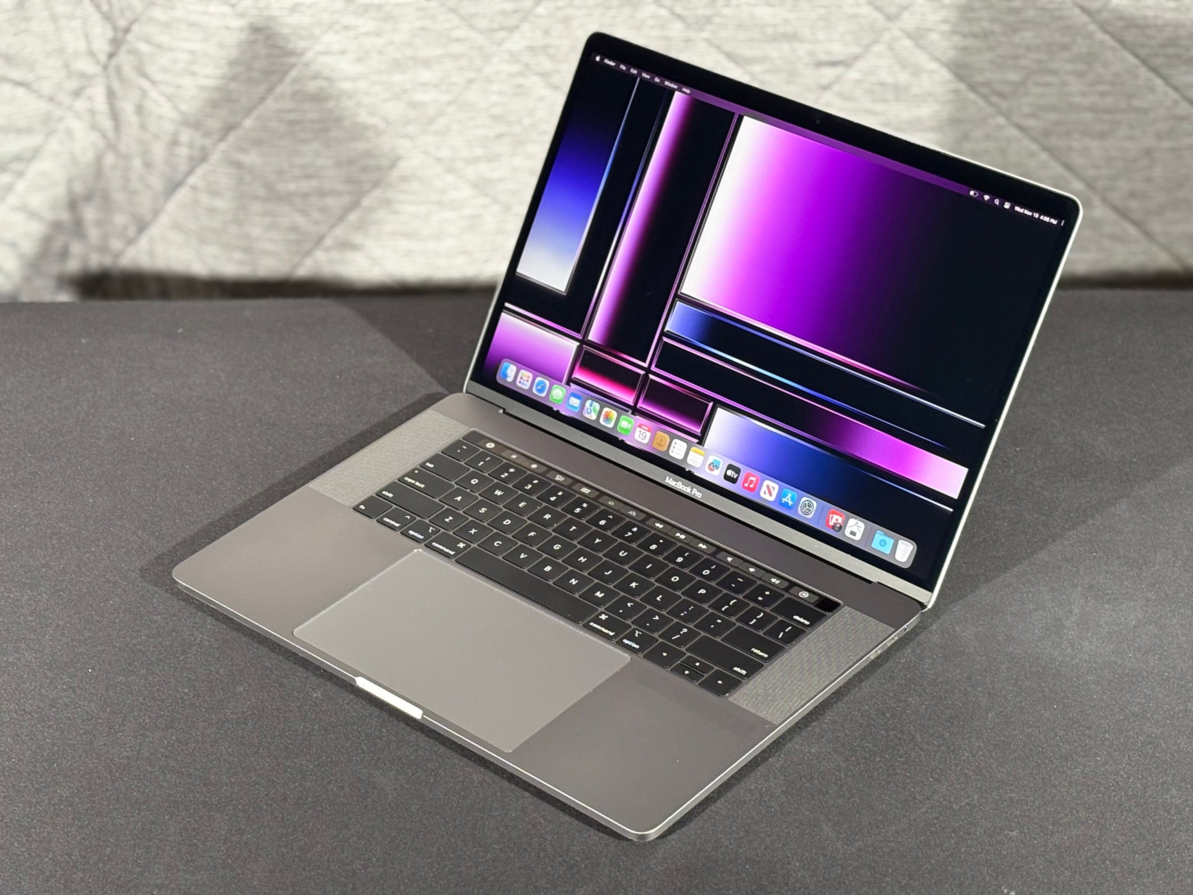 2019 MacBook Pro 15" - HexaCore i7 - 16GB/512GB - (#12)