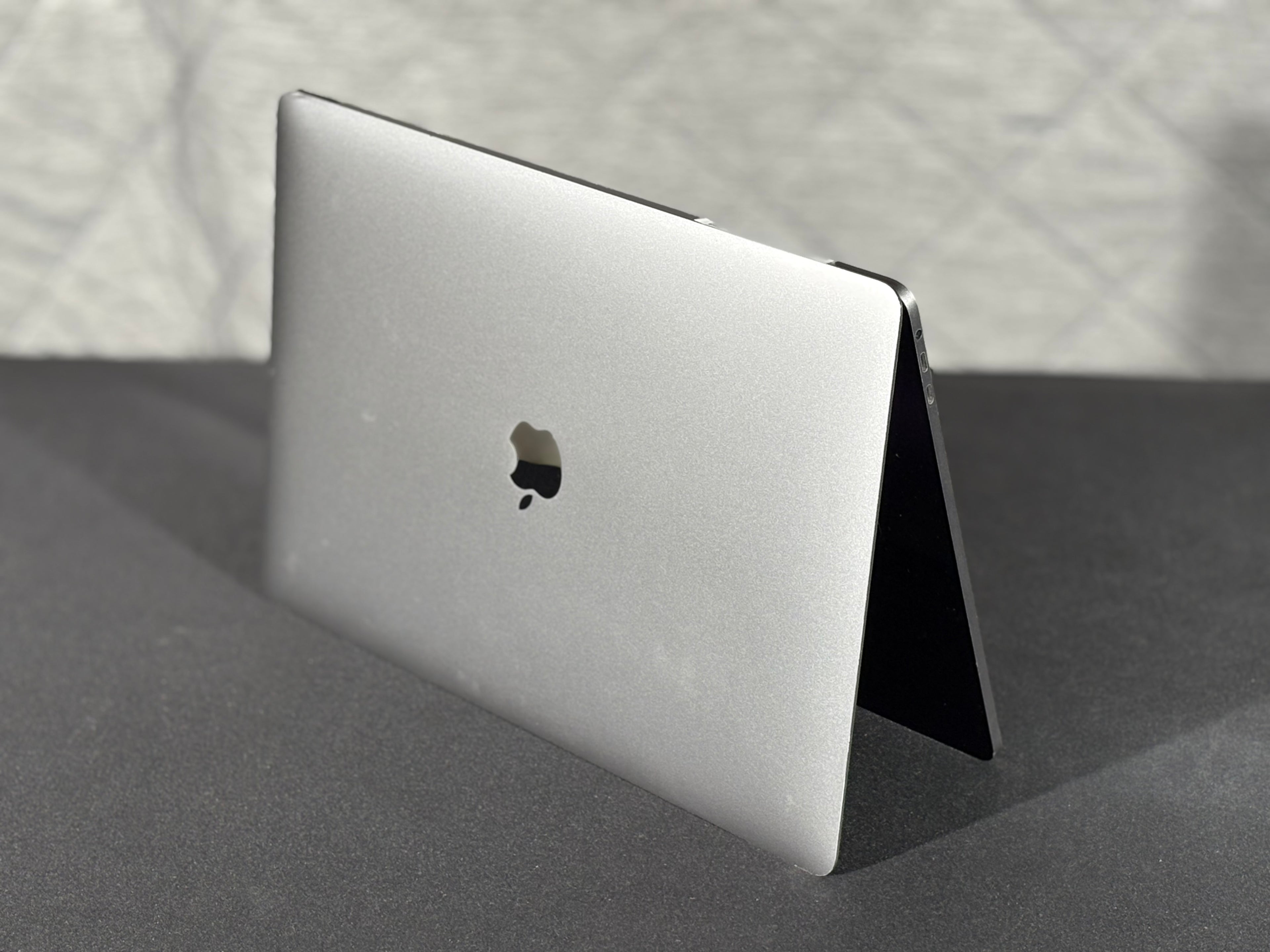 2019 MacBook Pro 15" - HexaCore i7 - 16GB/512GB - (#12)