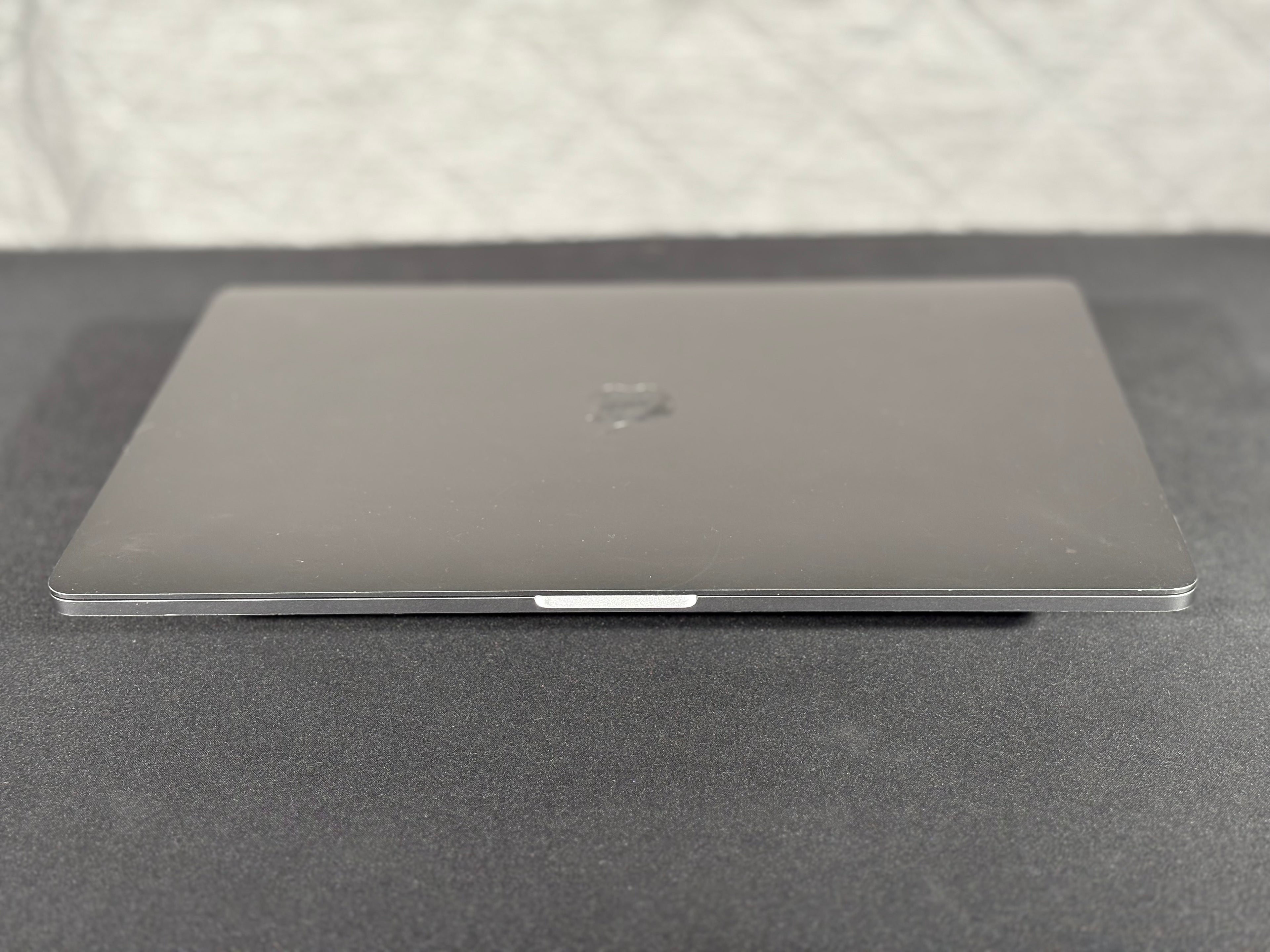 2019 MacBook Pro 15" - HexaCore i7 - 16GB/512GB - (#12)